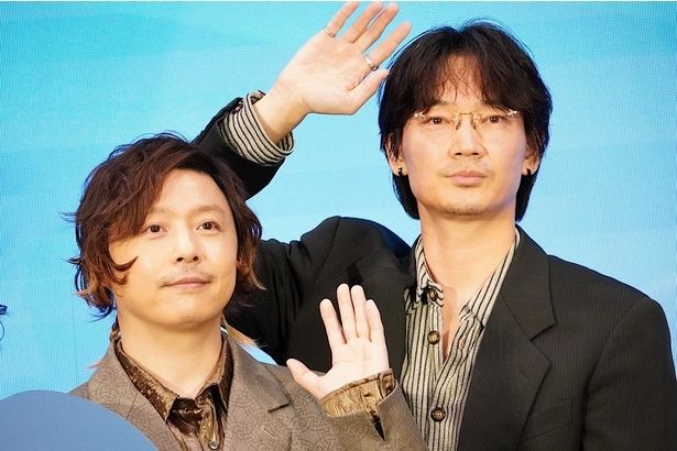 【写真を見る】堂本剛と綾野剛が仲良しトーク！