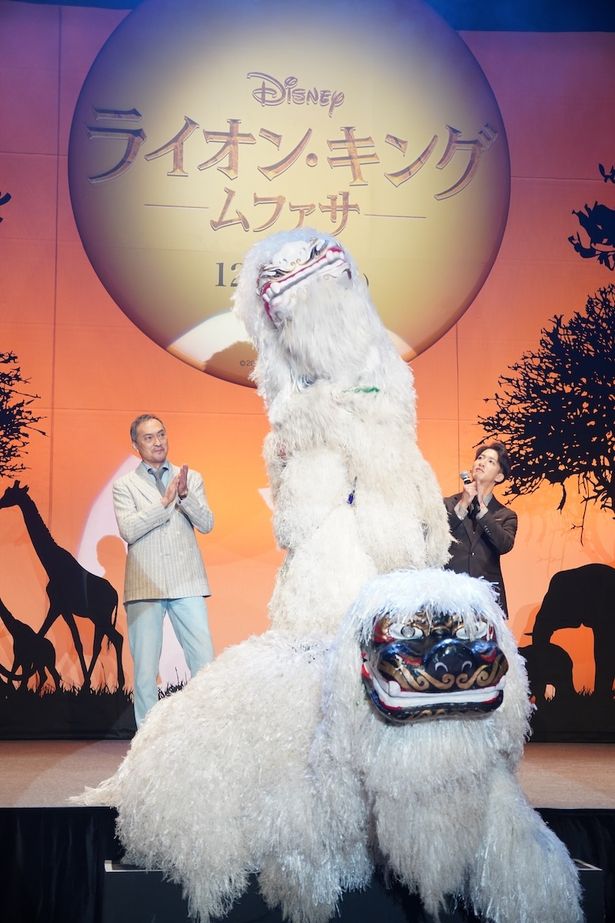 【写真を見る】渡辺謙＆尾上右近、大迫力の獅子舞演舞に驚き！