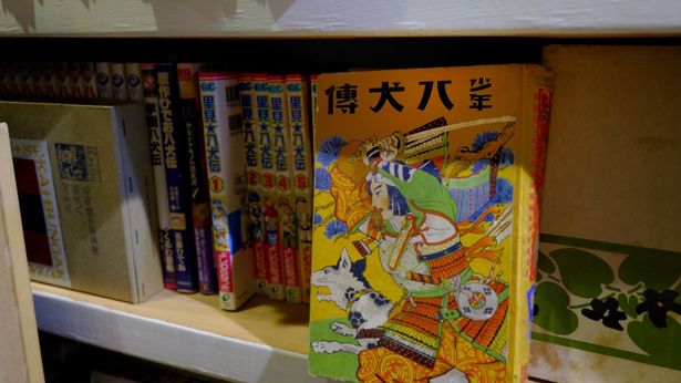 子ども向けに短くまとめられた「八犬伝」も発見