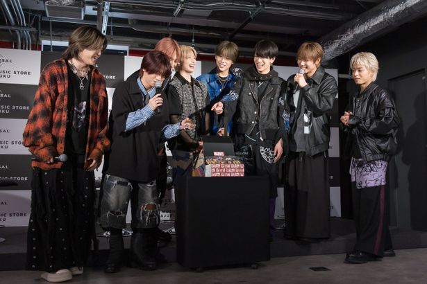 「UNIVERSAL MUSIC STORE HARAJUKU 一周年 ＆ MARVEL＆MAZZEL POP UP STORE 開催記念イベント」の様子