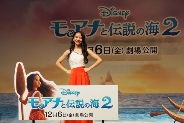 『モアナと伝説の海２』の「ビヨンド 〜越えてゆこう〜」お披露目イベントに、モアナ役を務める屋比久知奈が登場！