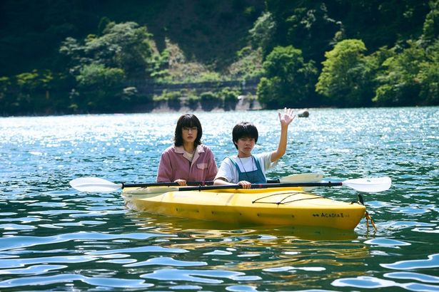 カヌーに乗って湖を渡る