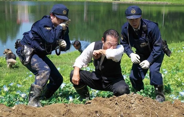 秋田で穏やかに暮らしていた室井は、家の近くで死体を発見する