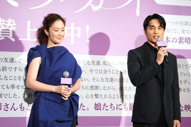 【写真を見る】恋人役を演じた黒木華＆中村蒼。初共演ながら「安心感があった」と顔を見合わせていた