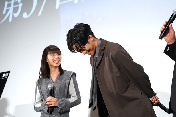 【写真を見る】小泉堯史監督からの称賛コメントに照れる松坂桃李と微笑む芳根京子