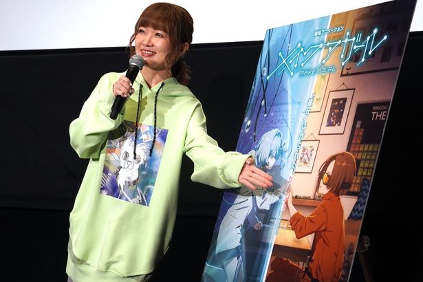 【写真を見る】ポスターを指差しながら、キャラクターの解説をする種崎敦美