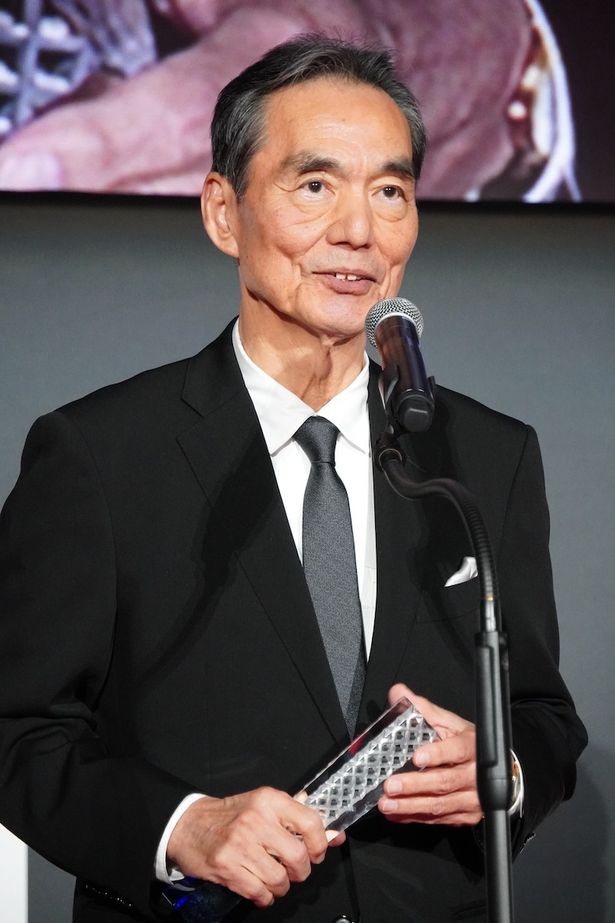 俳優人生50年を迎え、12年ぶりの主演作で最優秀男優賞を獲得した長塚京三