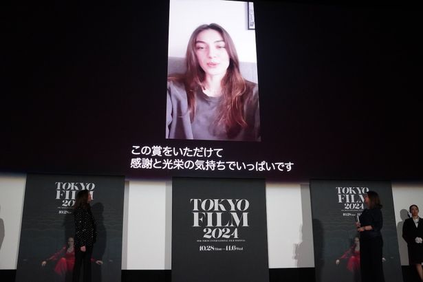 第37回東京国際映画祭、クロージングセレモニーの様子。最優秀女優賞は『トラフィック』のアナマリア・ヴァルトロメイ