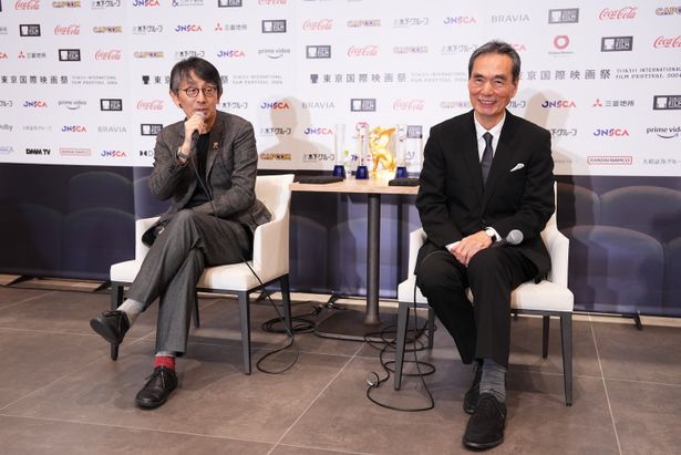 【写真を見る】笑顔で喜びを語った『敵』の吉田大八監督と長塚京三