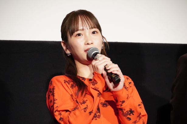 『アングリースクワッド 公務員と7人の詐欺師』完成披露上映会に出席した川栄李奈