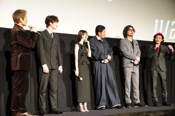 『アングリースクワッド 公務員と7人の詐欺師』完成披露上映会の様子