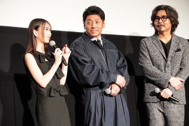 『アングリースクワッド 公務員と7人の詐欺師』完成披露上映会の様子