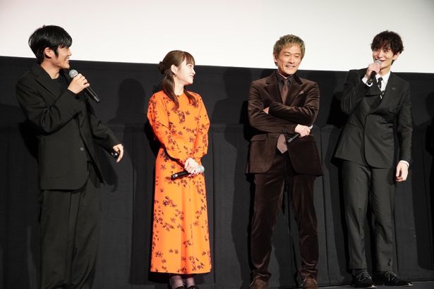 『アングリースクワッド 公務員と7人の詐欺師』完成披露上映会の様子