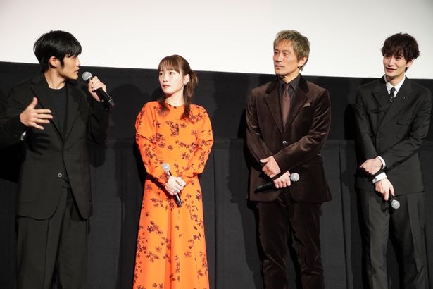 『アングリースクワッド 公務員と7人の詐欺師』完成披露上映会の様子