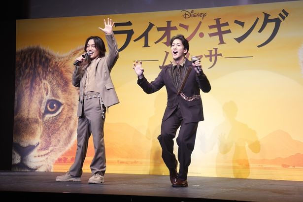 【写真を見る】ミュージカルのように歌い、踊る、ムファサ役の尾上右近とタカ役の松田元太！