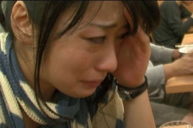 福田麻衣は、新宿を舞台に泣き姿を披露する