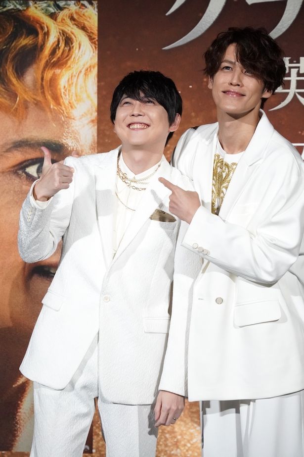 【写真を見る】宮野真守＆梶裕貴、息ピッタリ！真っ白な衣装で登場した