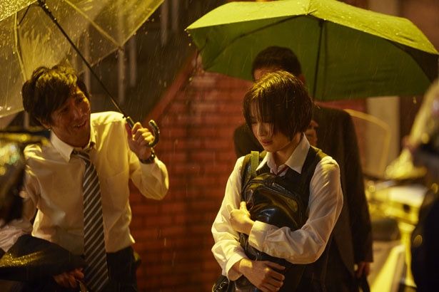 伊藤への思いを抑えきれない響。雨に打たれながら泣く姿は胸を打つ(『先生！ 、、、好きになってもいいですか？』)