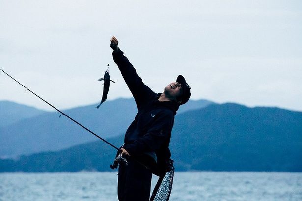 【写真を見る】魚を釣り上げ、感激する菅田将暉