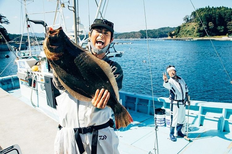 菅田将暉、釣りざんまいの日々に笑顔！『サンセット・サンライズ』メイキングショット