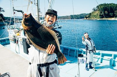 漁師の章男(中村雅俊)の漁船に乗船した晋作(菅田将暉)がヒラメを釣り上げ、この笑顔