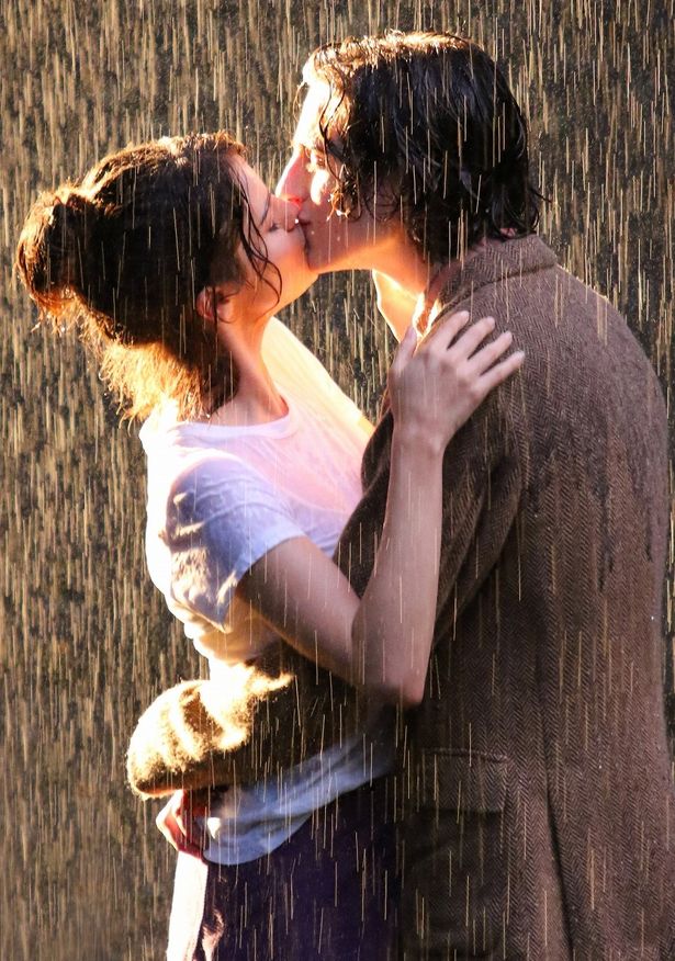 豪雨の中での熱烈なキス！