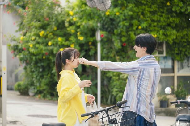 【写真を見る】幼なじみの美海(上⽩⽯萌歌)に密かに思いを寄せる琉晴(中島裕翔)