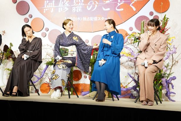 【写真を見る】おしゃべりが止まらない！四姉妹を演じた宮沢りえ、尾野真千子、蒼井優、広瀬すず