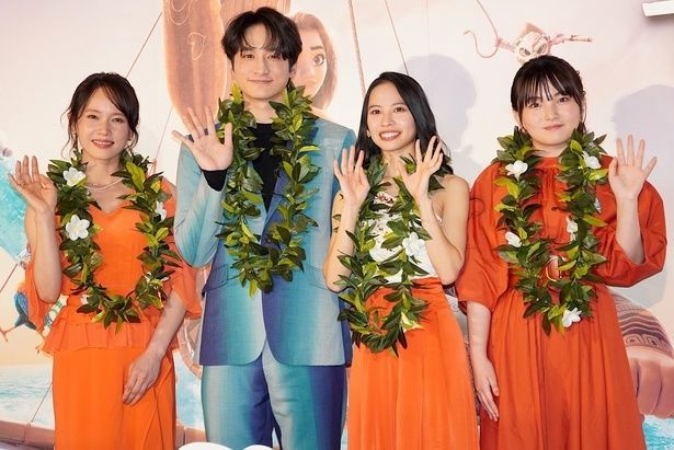 『モアナと伝説の海２』のジャパンプレミアに登壇した屋比久知奈(モアナ役)、小関裕太(モニ役)、鈴木梨央(ロト役)、ソニン(マタンギ役)