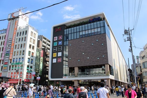 駅と直結したトリエ京王調布A館は、生鮮食品やファッション・雑貨店、レストランなどで構成