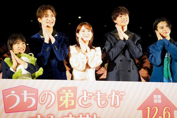 【写真を見る】映画『うちの弟どもがすみません』公開前夜祭のフォトセッションは「すみません！」ポーズでにっこり