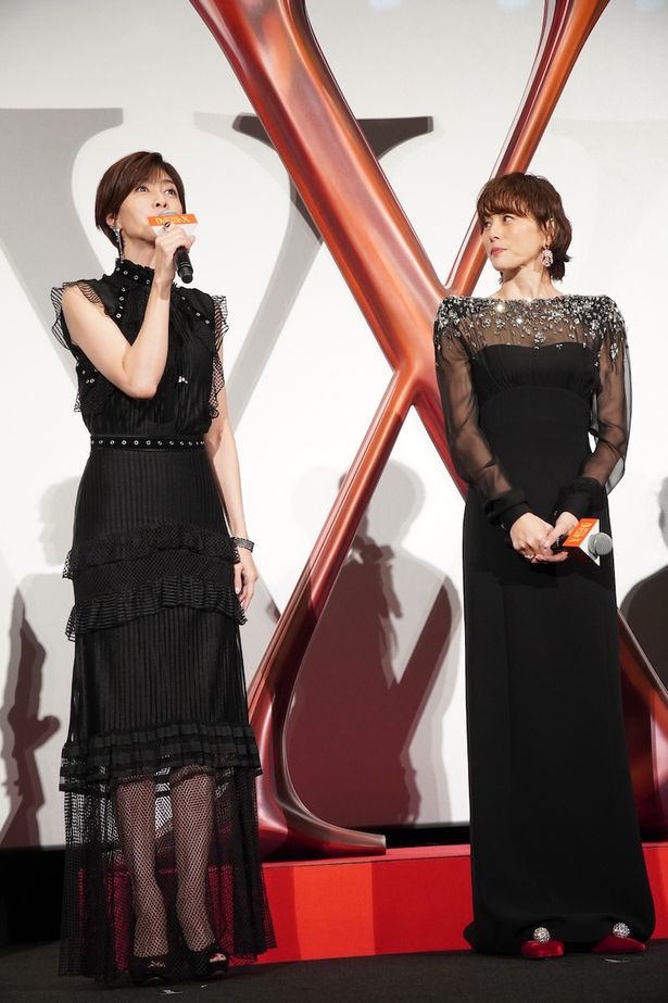 美しいシックなブラックドレスで登場した米倉涼子＆内田有紀