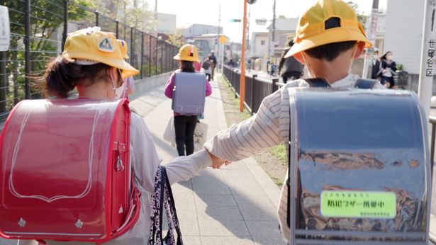 掃除や給食の配膳など学校生活の日常が映しだされる(『小学校～それは小さな社会～』)