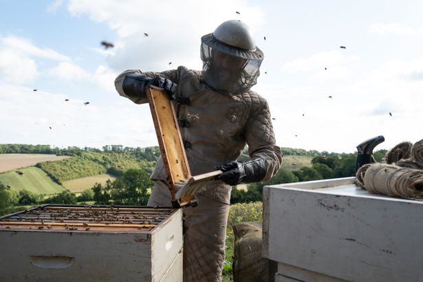 【写真を見る】養蜂家もほしくなる!?ジェイソン・ステイサムが着用するスタイリッシュな蜂の防護服