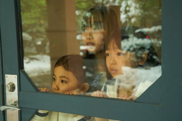 なにかを見つめる小学生時代の3人