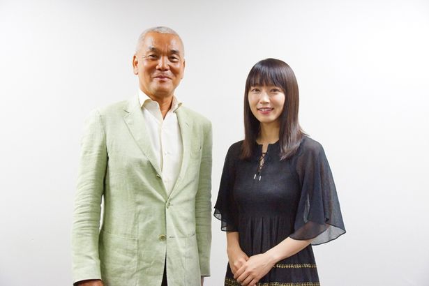 【写真を見る】吉岡さんとの対面に、岩合さん照れくさそう？