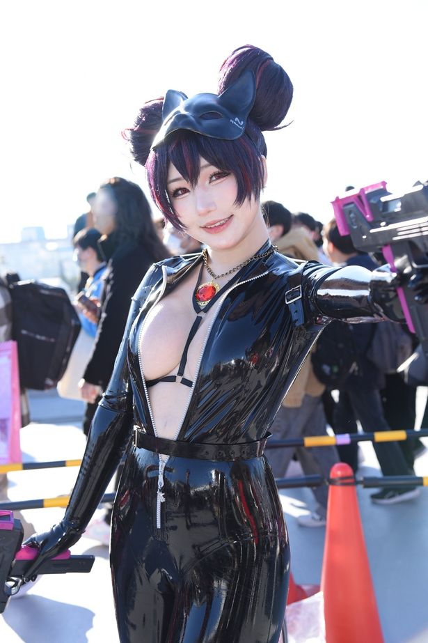 【写真を見る】「勝利の女神：NIKKE」怪盗クエンシーなど、魅力的なコスプレイヤーを一挙に紹介