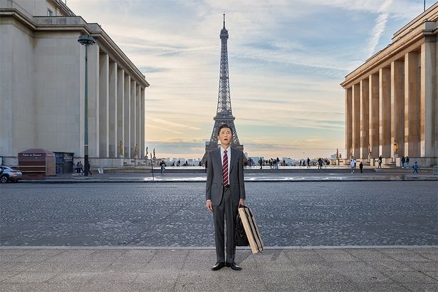 フランスのパリに降り立った五郎