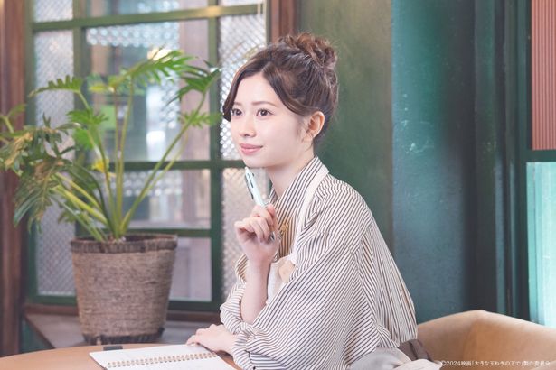 美優(桜田ひより)は、丈流と同じ店でカフェ店員として働いている(『大きな玉ねぎの下で』)