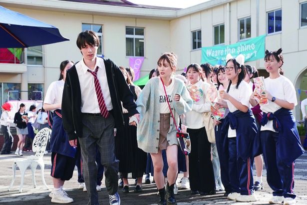 【写真を見る】学校の全女子たちをざわつかせるなどとにかくモテまくる山田