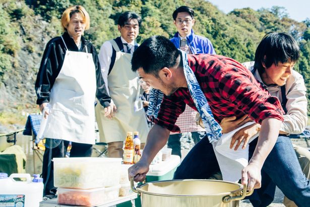 井上真央演じるヒロイン、百香の幸せを祈る“モモちゃんの幸せを祈る会”の面々(『サンセット・サンライズ』)