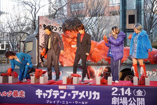 大ヒットを祈願して瓦割りにチャレンジした