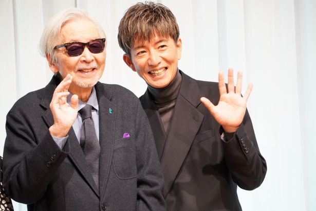 【写真を見る】木村拓哉、山田洋次監督と一緒に笑顔を弾けさせた