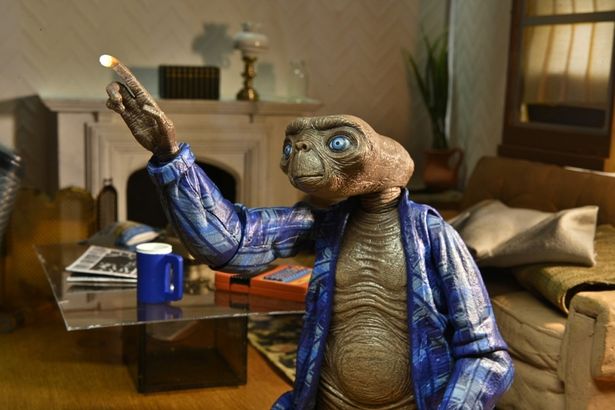 シャツを羽織った姿を再現した「E.T. イーティー/ E.T. 40th アニバーサリー アルティメット アクションフィギュア テレパシー ver」