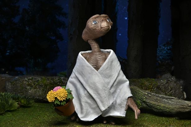 【写真を見る】『E.T.』のフィギュアがかわいすぎる…！(「E.T. イーティー/ E.T. 40th アニバーサリー アルティメット アクションフィギュア」)