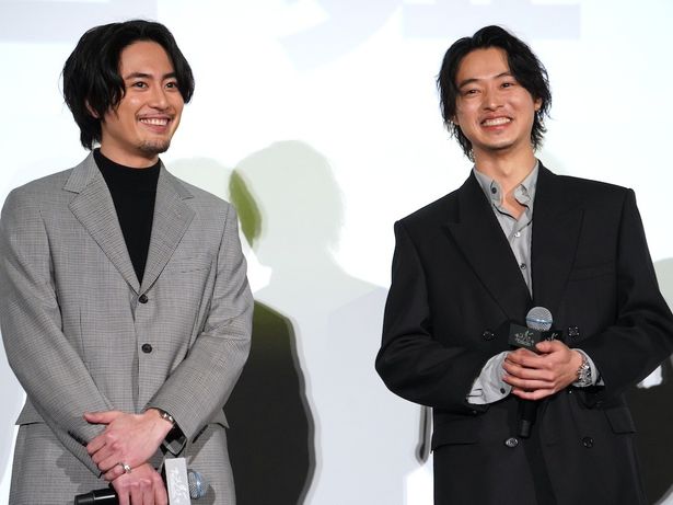 【写真を見る】思い出し笑いが止まらない山崎賢人＆間宮祥太朗。イベント中もコソコソ話しながら楽しそうにしていた