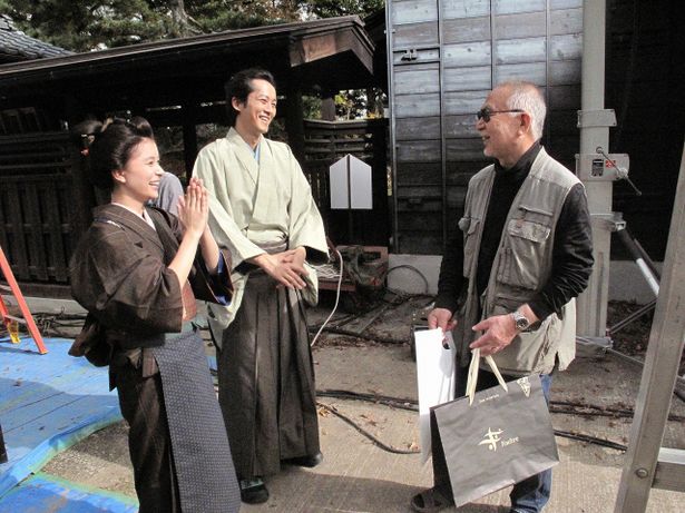 【写真を見る】松坂桃李、芳根京子、小泉堯史監督が満面の笑み！