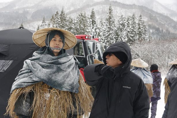 豪雪のなか、藁頭巾を被った松坂桃李