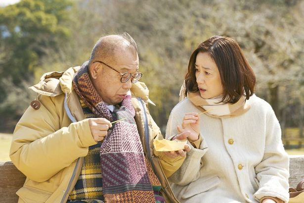 公園のベンチでたこ焼きを手にした保が皎子に怒られる