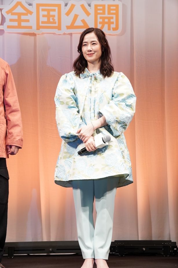 【写真を見る】原田知世、ボリューミーな花柄トップスがキュート！